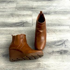 Brown leather platform boots, worn have a few scuff marks and SZ. 8